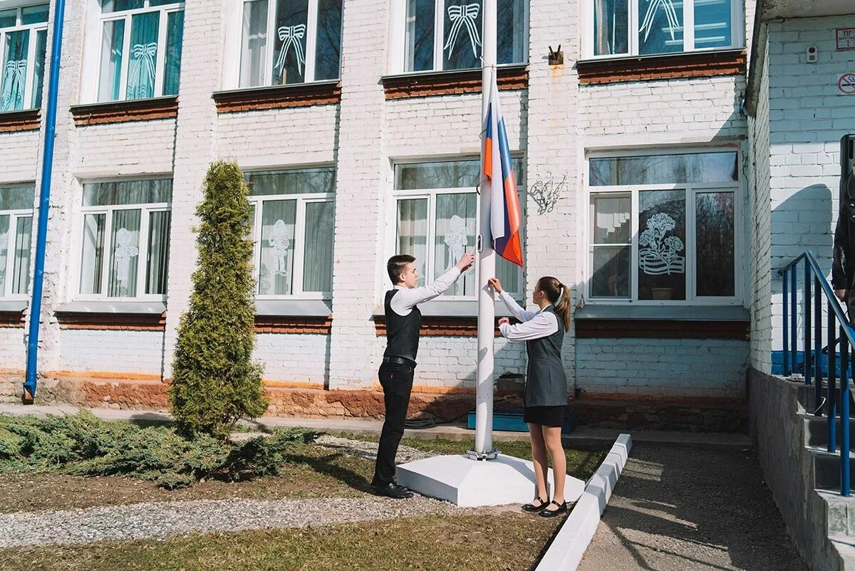 Линейка в понедельник. Поднятие флага в школе. Поднятие флага РФ В школе. Флаг школы. Флагшток в школе.