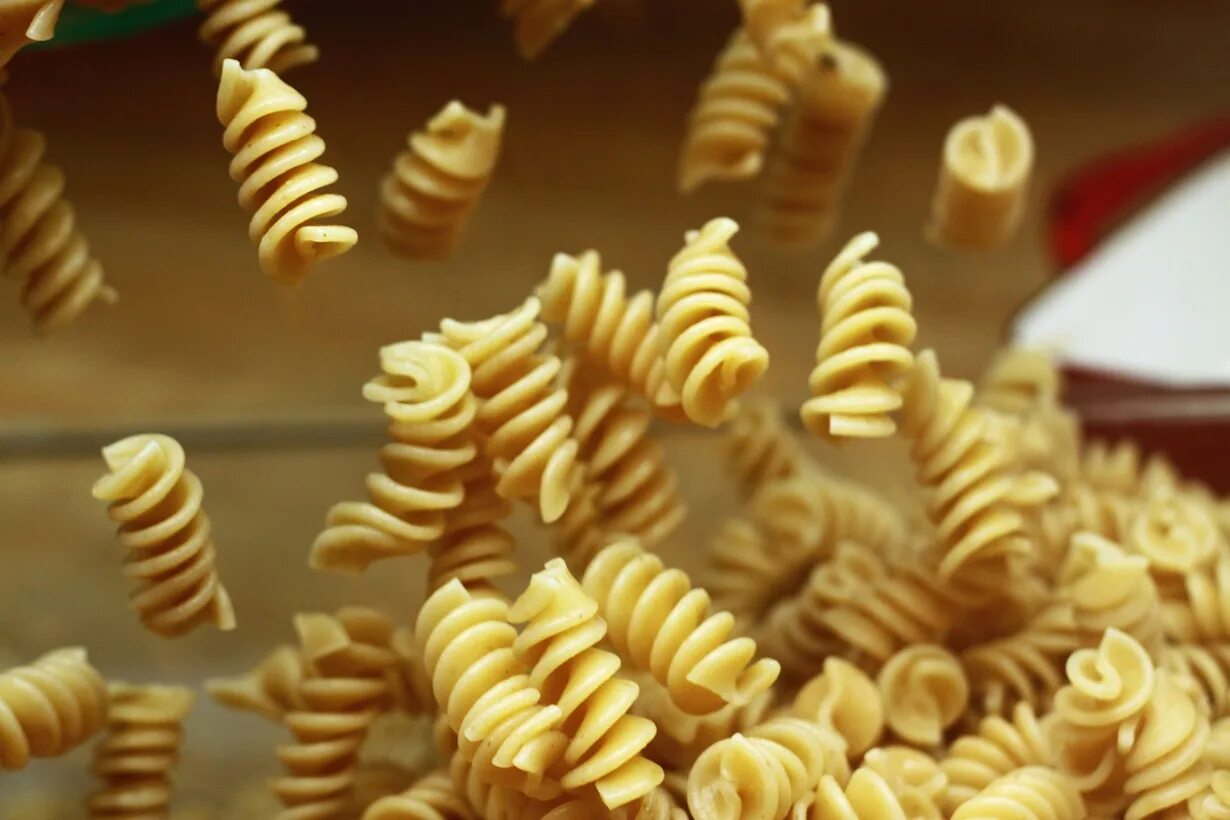 Итальянская паста Fusilli. Макароны фузилли. Спирали фузилли. Макароны Fusilli спиральки.