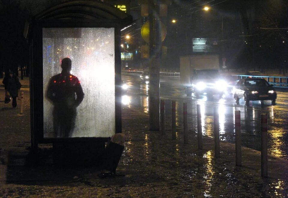 Аня ждет автобус на остановке. Человек на остановке ночью. Человек на остановке вечером. Вечер остановка с дождем. Остановка под дождем.
