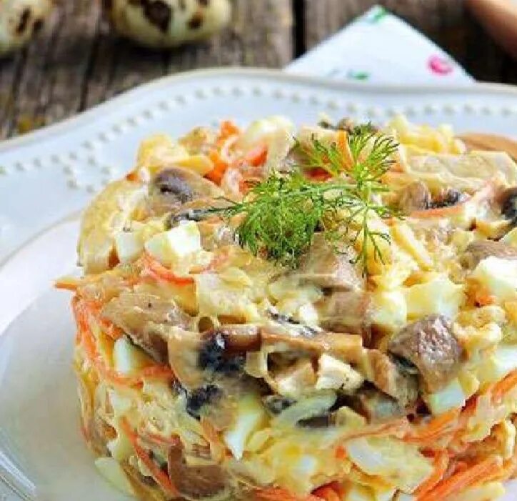 Салат с корейской морковкой и курицей. Салат с корейской морковью и курицей. Салат с корейской морковью и курицей и грибами. Салат куриный с корейской морковкой.