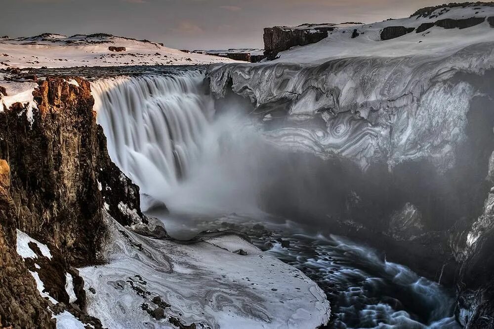 Какой самый мощный водопад. Деттифосс Исландия. Водопад Dettifoss, Исландия. Исландский водопад Деттифосс. Самый мощный в Европе водопад Деттифосс.