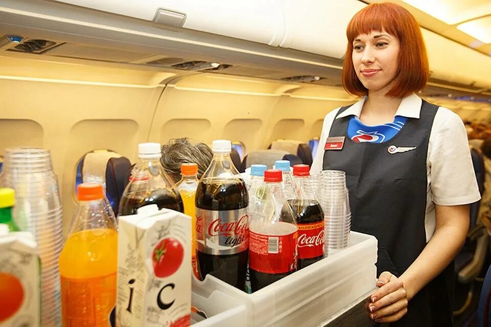 Можно еду на борт самолета. Стюардесса с едой. Напитки на борту самолета. Стюардесса на борту. Стюардесса на борту самолета.