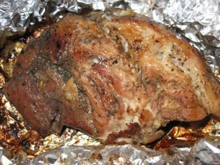 Мясо в духовке. Мясо в фольге. Запечённое мясо в духовке в фольге. Запечённая свинина в духовке в фольге куском.