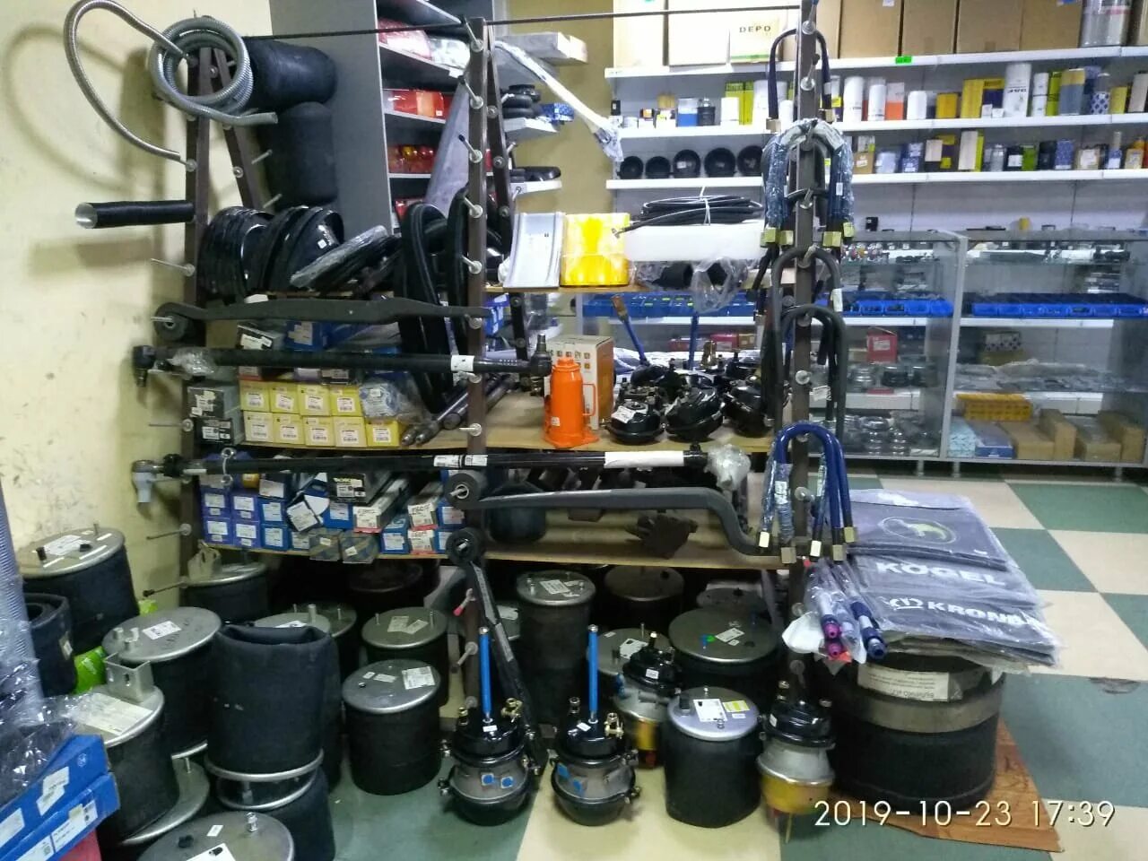 магазин автозапчастей для грузовых автомобилей. магазин камаз. магазин автозапчастей для грузовиков. автозапчасти для грузовиков. магазин запчастей для автомобилей.