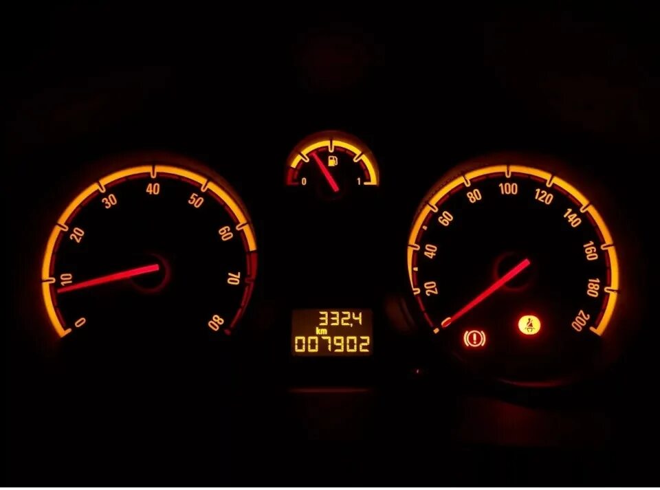 Тахометр мазда 3. Mazda rx-7 приборная. Обороты на приборной панели. Обороты на приборной панели. Тахометр и спидометр в машине на панели.