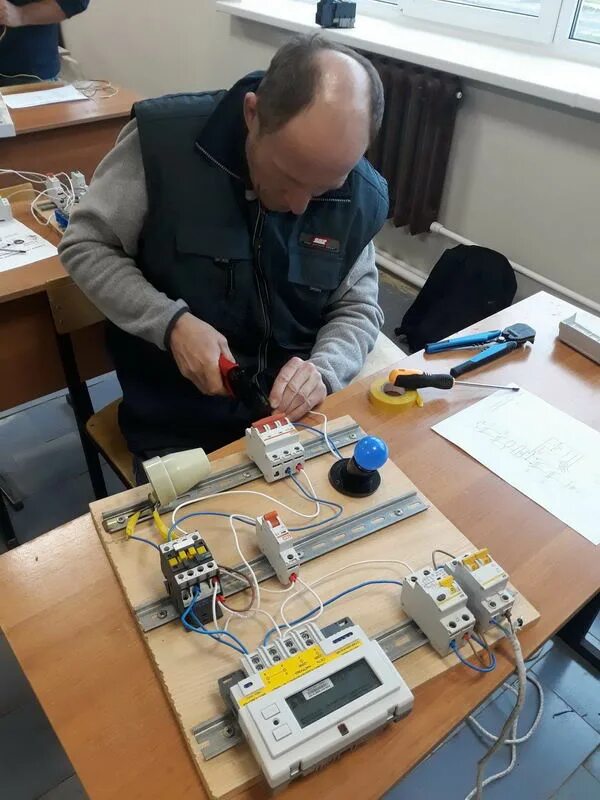 Где курсы электрика. Образование электромонтера. 18 электромонтажник электрических сетей и электрооборудования. Где курсы электрика. Электрика учеба.