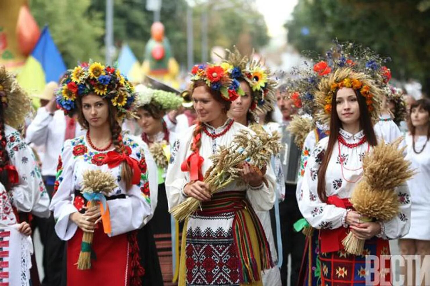 Украинский костюм. Традиционный украинский костюм. Украинский народный костюм. Украинский костюм женский.