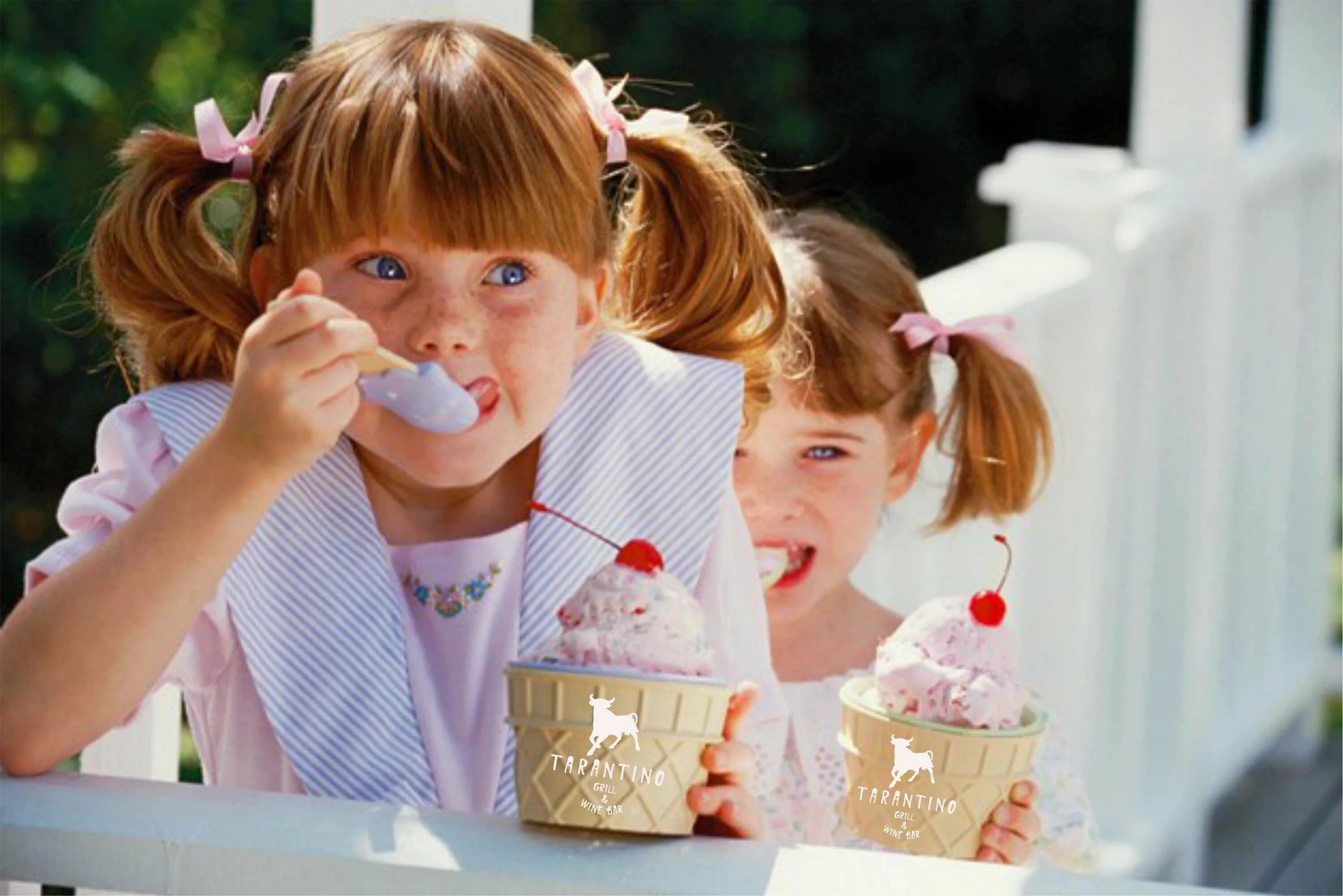 Какие сладкие детки. Сладости для детей. Девочка со сладостями. Дети и сладкое. Мороженое для детей.