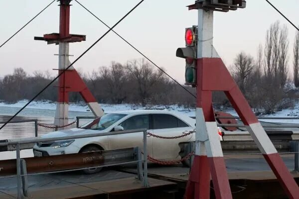 Мост шилово гремячье сейчас. Понтонный мост Новоживотинное. Понтон мост. Наплавной мост. Закрытие переправы.