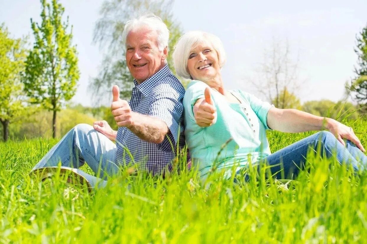 Бабушка и дедушка помолодели. Счастливые пенсионеры. Радостные пенсионеры. Пенсионеры на природе. Пенсионеры летом.