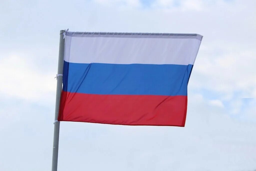 Спущенный флаг россии. Флаг России подвижный. Спуск флага. Церемония спуска флага России.