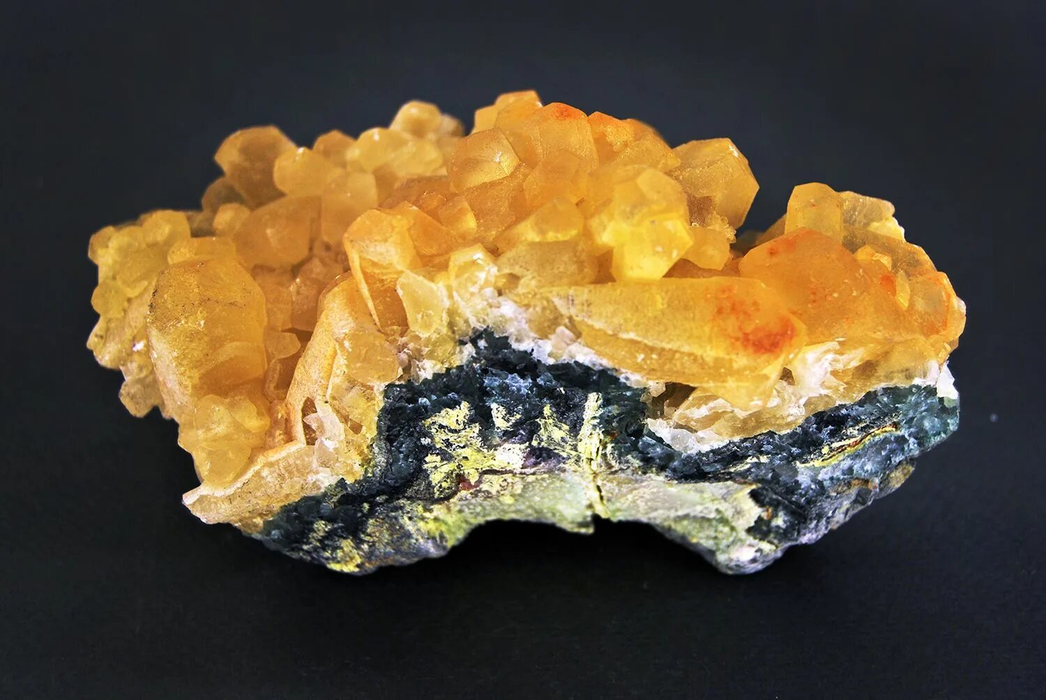 Кальцит порода. Жёлтый кальцит минерал. Оранжевый кальцит минерал. Желтый кальцит минерал камни. Оранжевый кальцит камень.