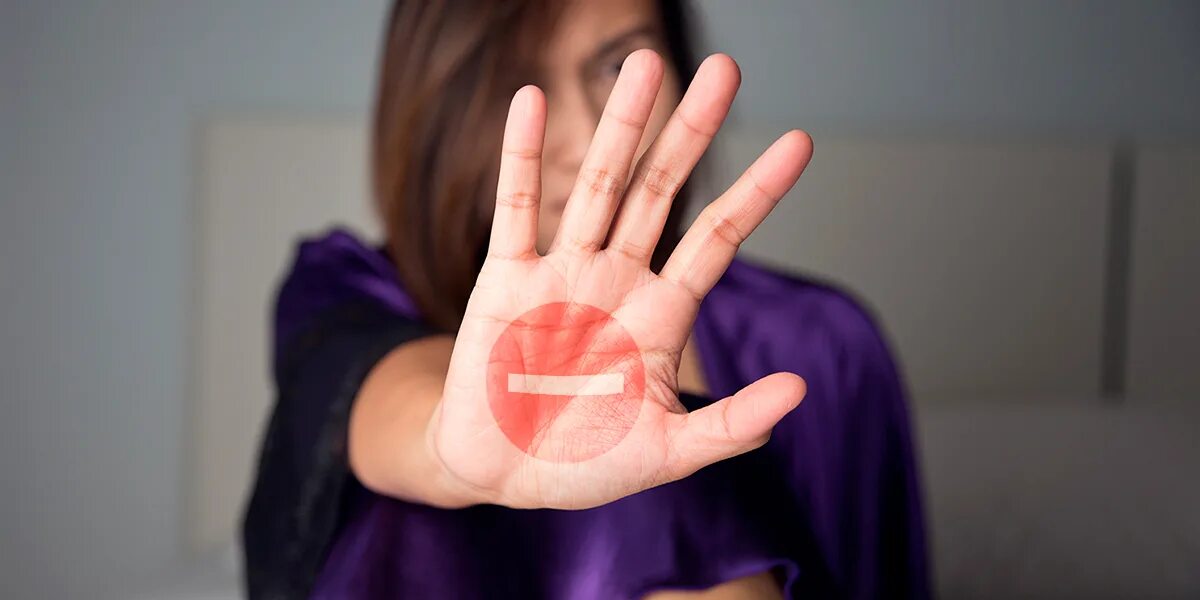 отрицающий подросток. девушка отрицает. отрицание ребенка. люди показывают пальцем на человека. жесты.