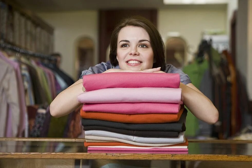 От рулона ткани продавец отре. От рулона ткани продавец отрезал одну пятую часть. От рулона продавец ткани одну пятую. Задача в ателье было. На пошив одного костюма расходуют 4 м ткани.