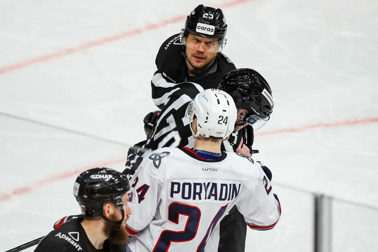 Трактор игра сегодня счет. Сибирский трактор 18 футболни поля. Трактор игра сегодня счет. Матчи трактора. Хк трактор.