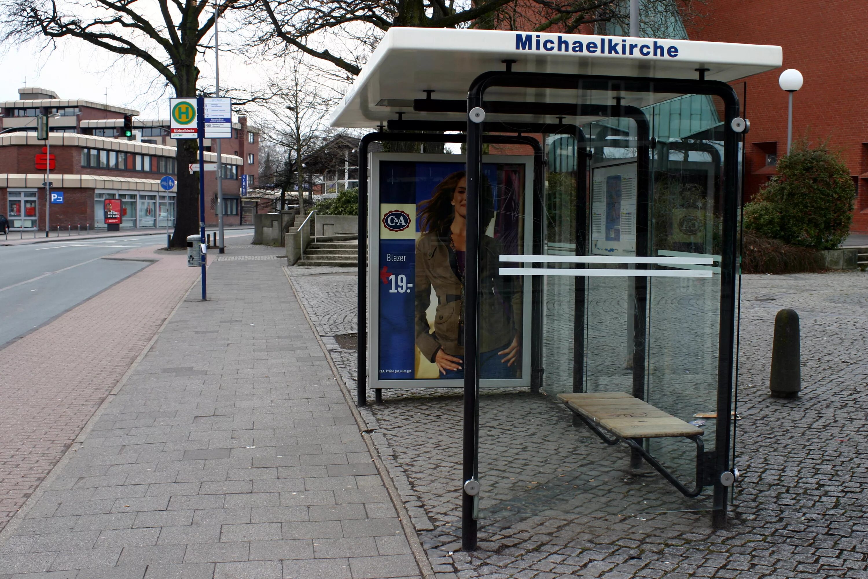 Остановка общественного транспорта в городе. Автобусная остановка. Автобусные остановки в Германии. Современные автобусные остановки. Остановки общественного транспорта в Германии.