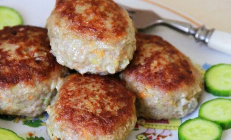 Как сделать пышные сочные котлеты из фарша. Пышные котлеты. вкусные котлеты. вкусные сочные котлеты. вкусные котлеты из свиного фарша.