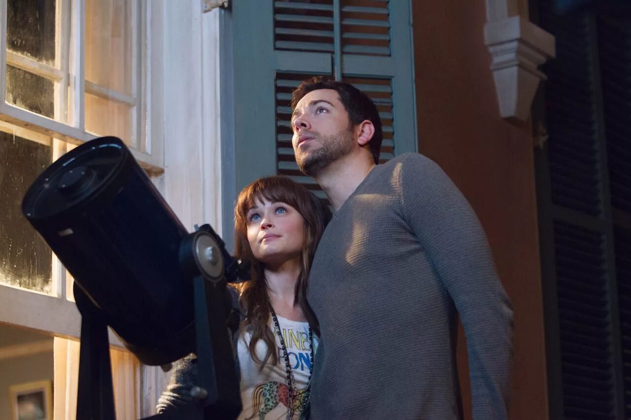 Человек перед телевизором. Семья у телевизора. Алексис бледел хорошие парни. Телепередачи на первом канале. Помни воскресенье постер.