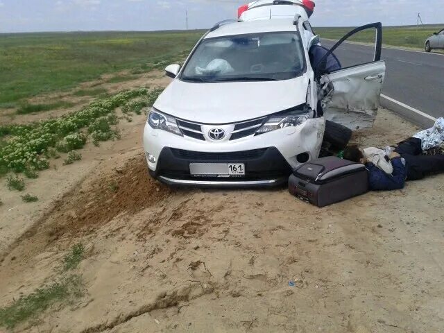 Авария на трассе волгоград элиста. Лобовое столкновение машин. Вчерашняя авария в калмыкии. Дтп на трассе элиста. Трасса астрахань элиста.