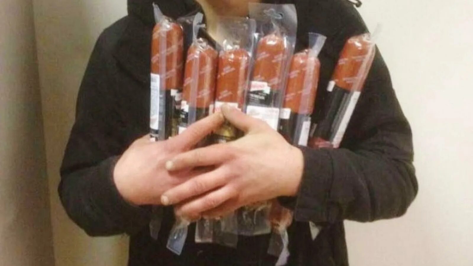 Кража колбасы. Воруют колбасу. Украл продукты из магазина. Кража колбасы. Воруют колбасу.