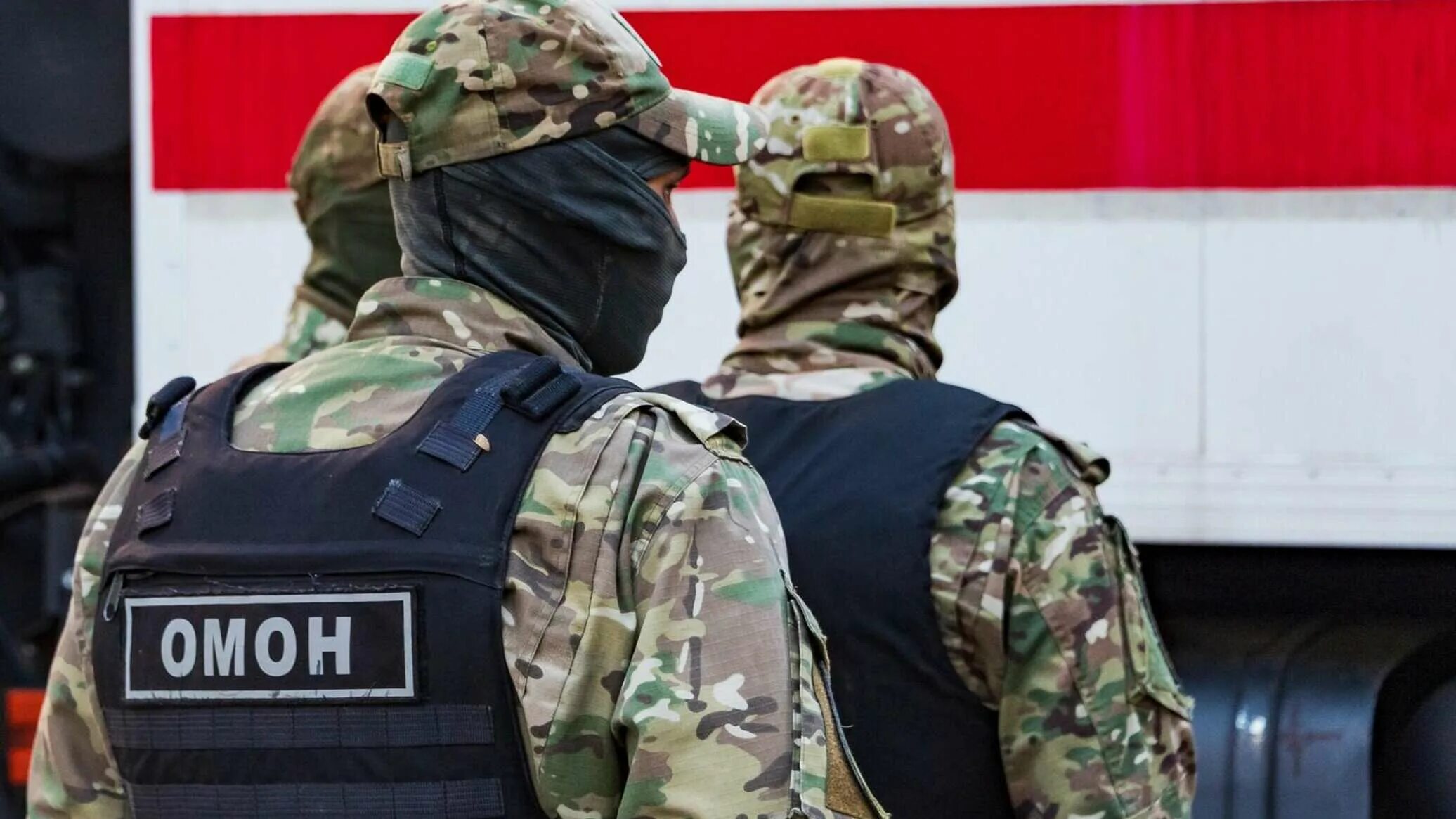 Угроза стрельбы. Подросток с оружием. Угроза стрельбы. Угроза стрельбы. Угрожает пистолетом.