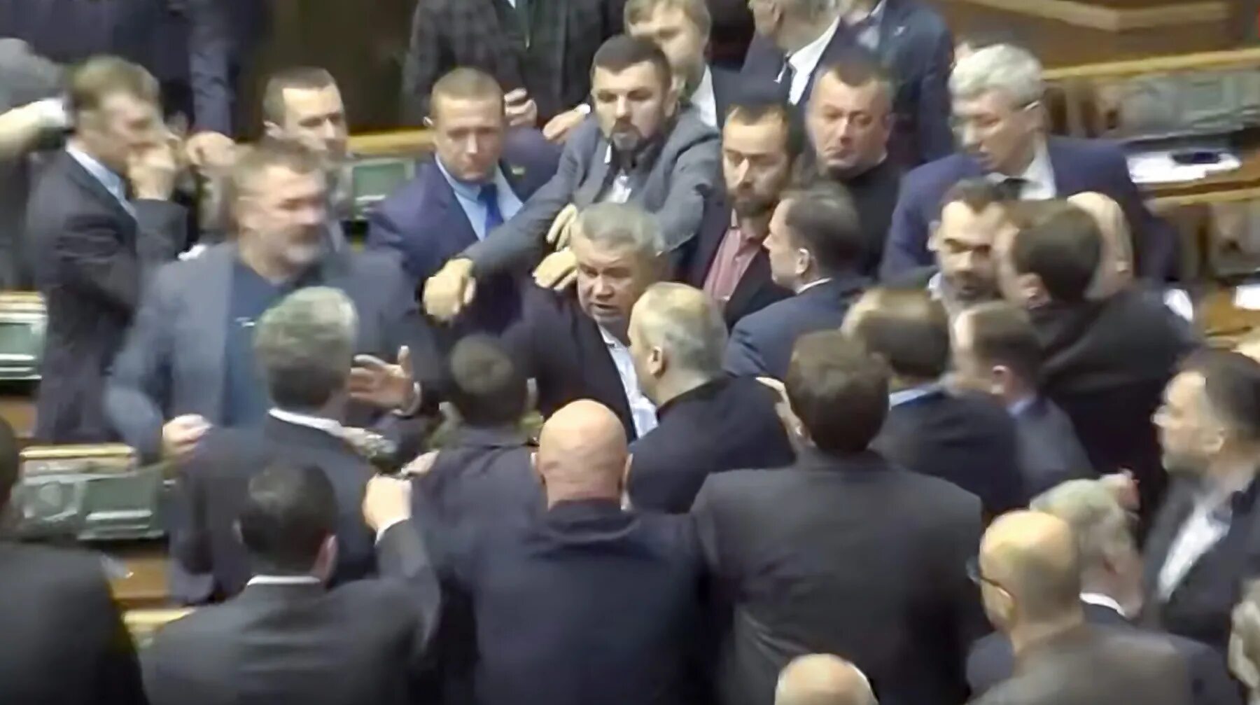 Драку депутатов. Драка депутатов. драка в раде. драка в думе.
