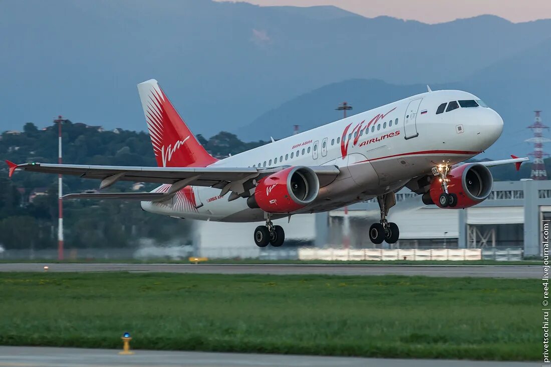 Иваново сочи самолет купить. SSJ 100 В Сочи фото. Адлер аэродром президентский самолет. Аэропорт Сочи самолеты.