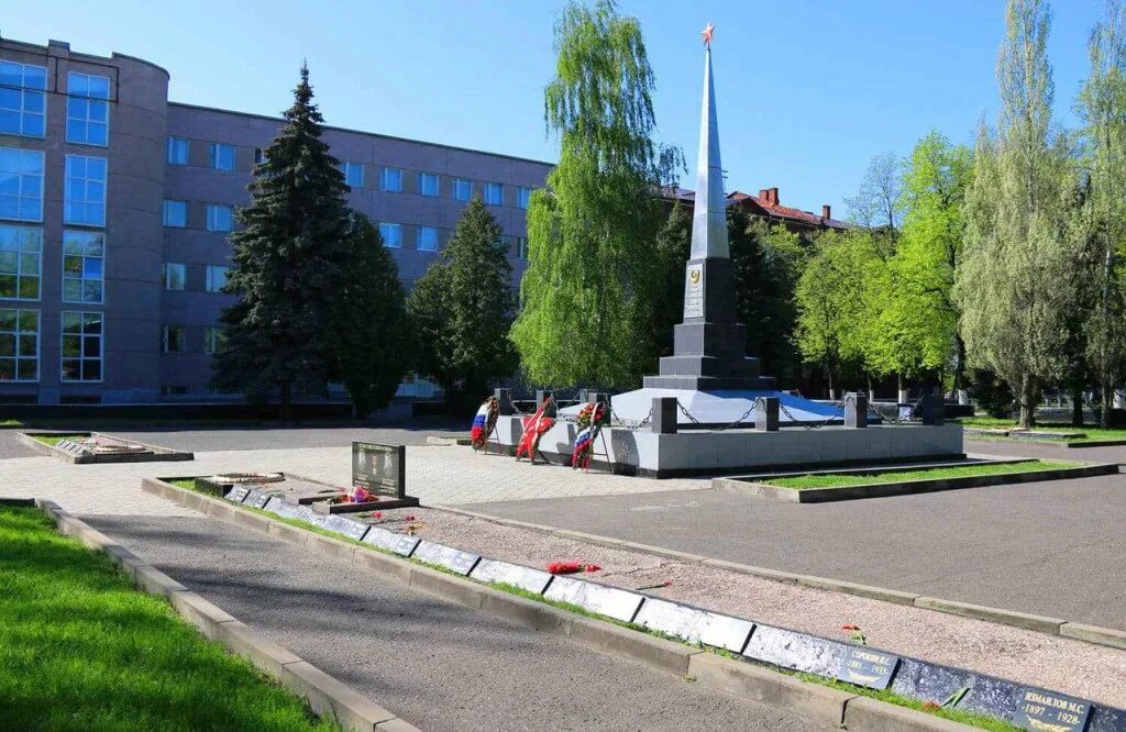 Площадь мичуринска. Площадь славы мичуринск. парк славы мичуринск. достопримечательности мичуринска площадь славы. мемориал защитникам отечества мичуринск.