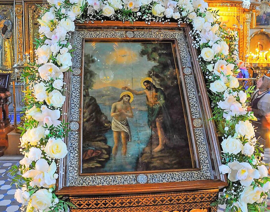 крещение икона в храме. украшение иконы на крещение господне. крещение господне икона в храме. храмовая флористика богоявление. крещение господне дионисий икона.