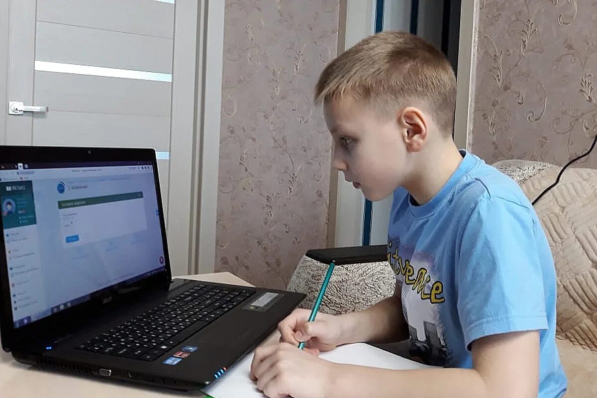 Мальчик учит играть. Ученик за компьютером. Школьник за компом. Школьник за ПК. Дети за компьютером в школе.