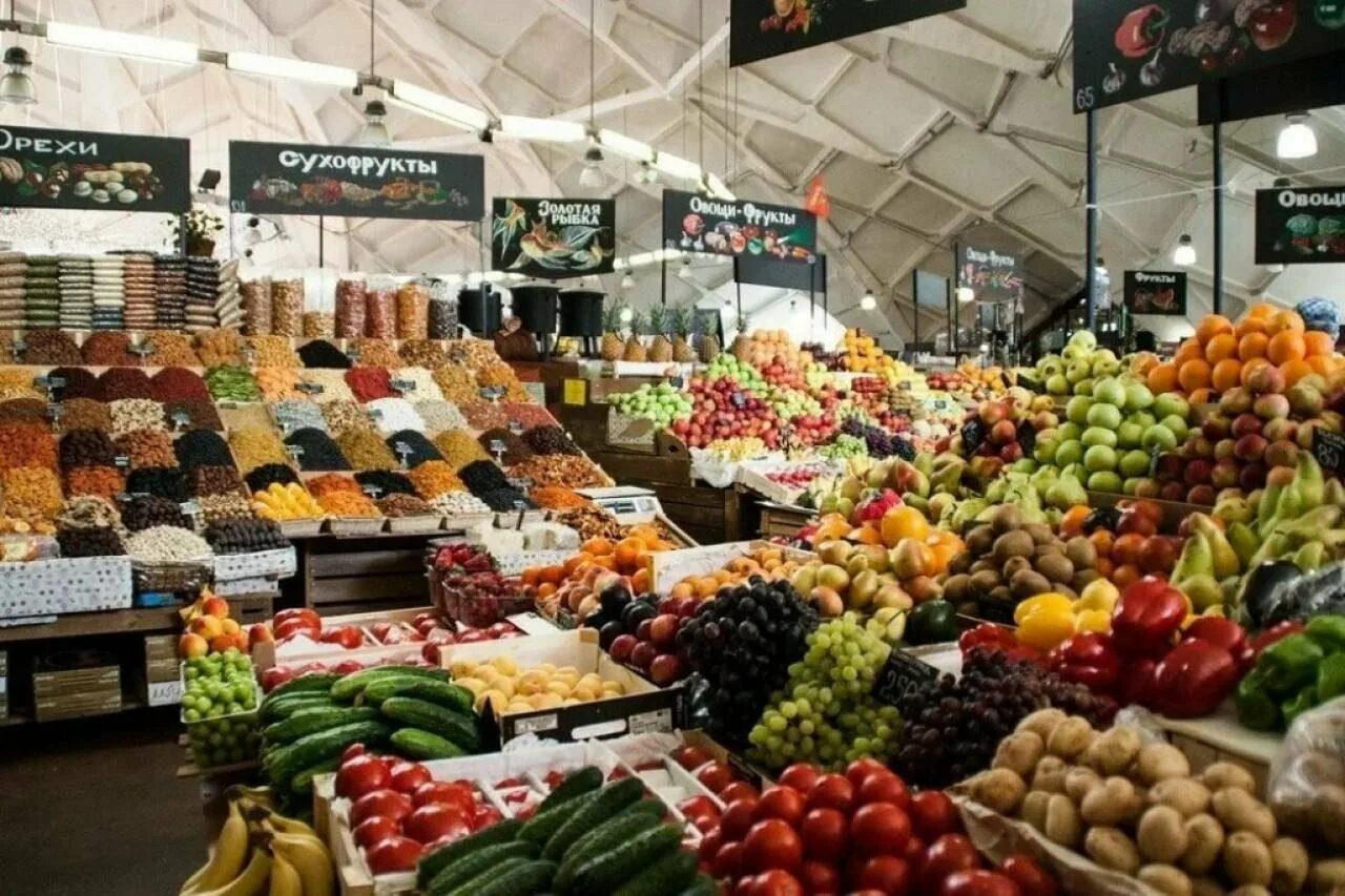 Рынок овощей и фруктов. Овощной рынок. Прилавок на рынке. Прилавок с овощами и фруктами на рынке. Прилавок с фруктами на рынке.