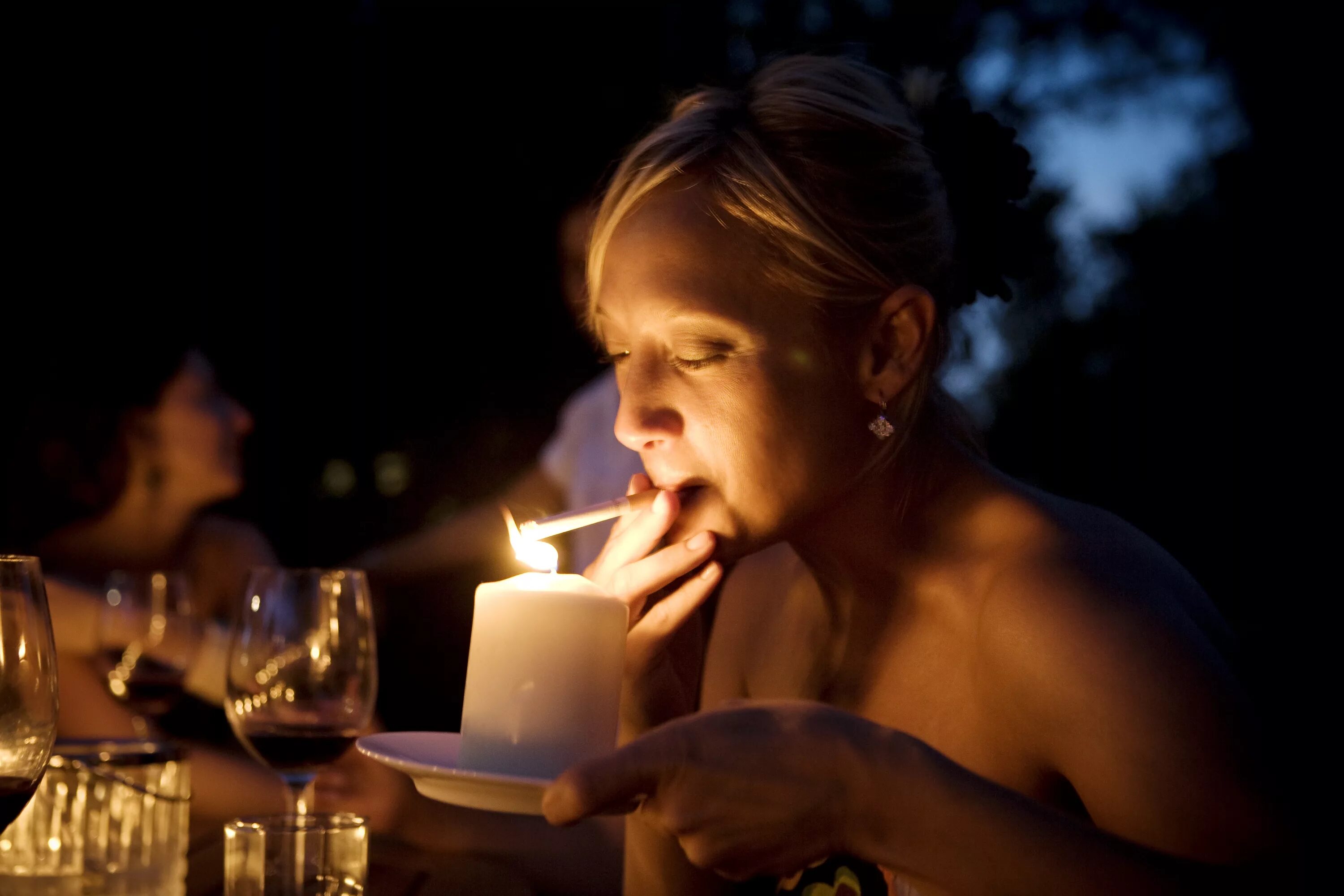 день рождения в одиночестве. погасшая свеча. кофе коньяк сигареты зажигалка эстетика. свечка сигарета. хрустальная пепельница с сигаретой.