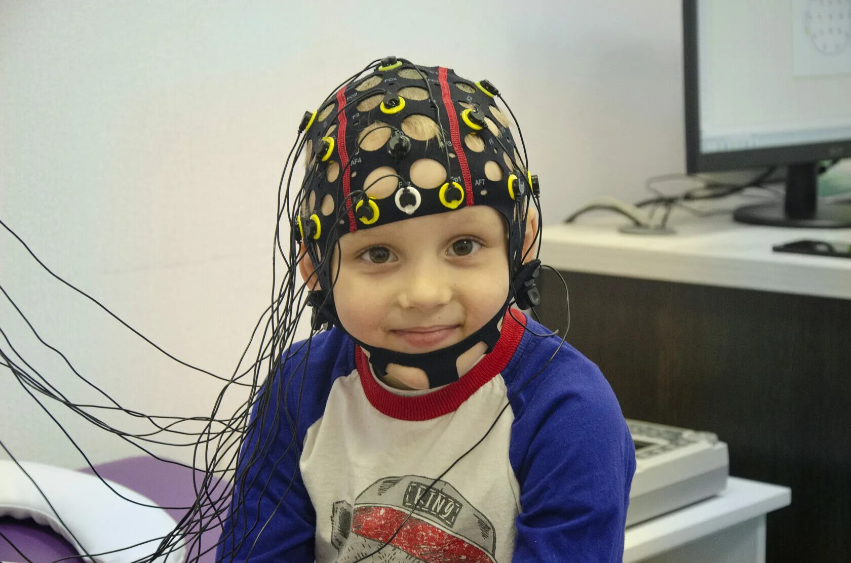 Ээг головы ребенку. РЭГ И ЭЭГ. Электроэнцефалография у детей. ЭЭГ детское. ЭЭГ головного мозга.