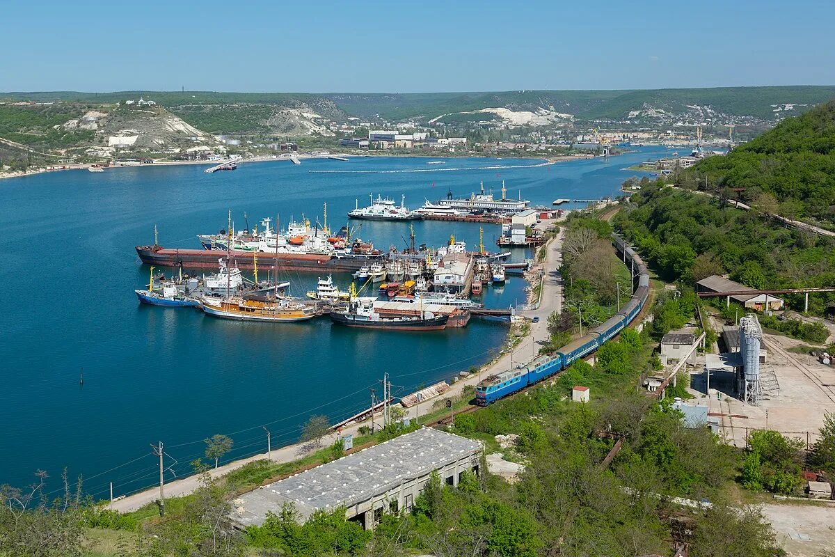 Инкерманская бухта Севастополь. Инкерманская бухта в Крыму. Севастополь Севастопольская бухта. Ахтиарская бухта в Севастополе. Как переводится севастополь