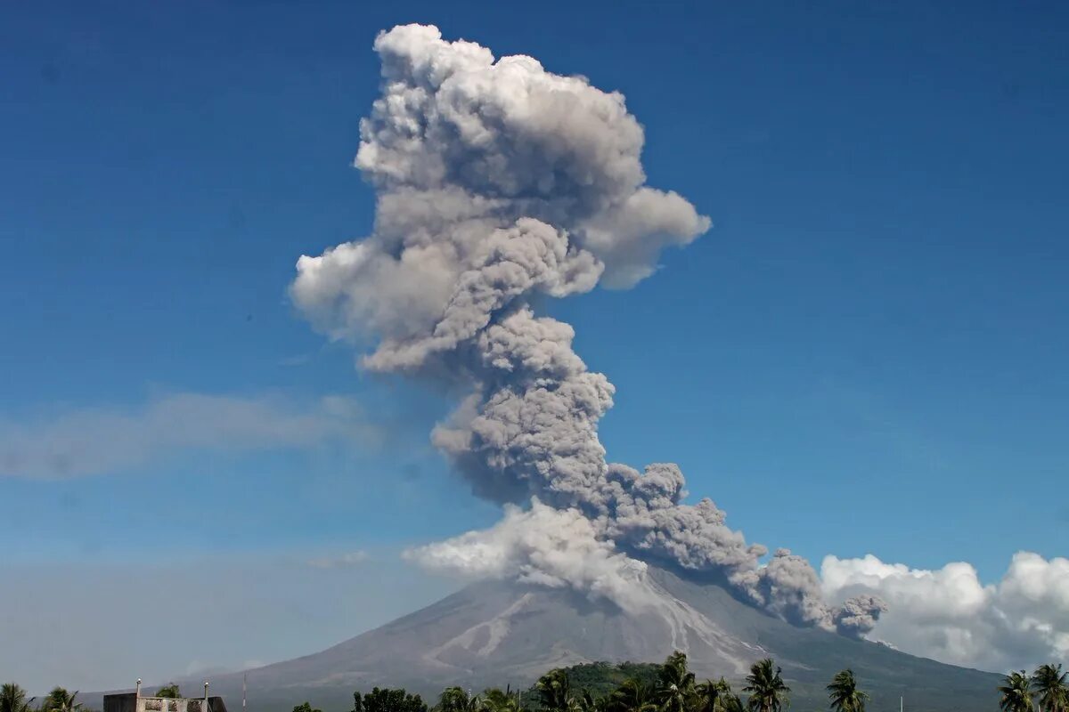 Вулкан пинатубо последнее извержение. Пирокластический коллювий. Поток вулкана. Извержение пепловых потоков. Пиропластический поток вулкан.