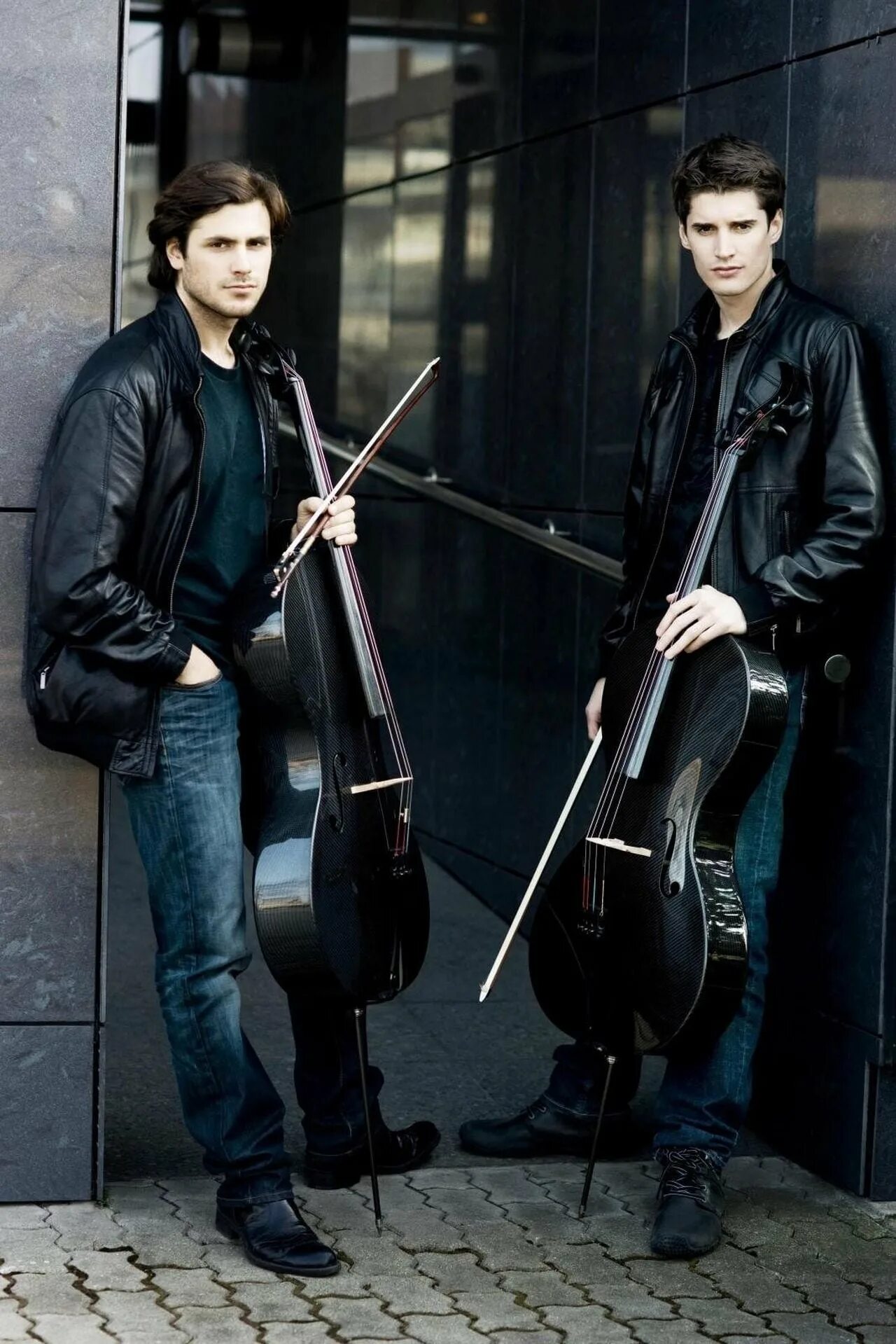 Две виолончели. 2cellos. 2cellos виолончель. лука шулич и степан хаузер. дуэт виолончелистов 2cellos.