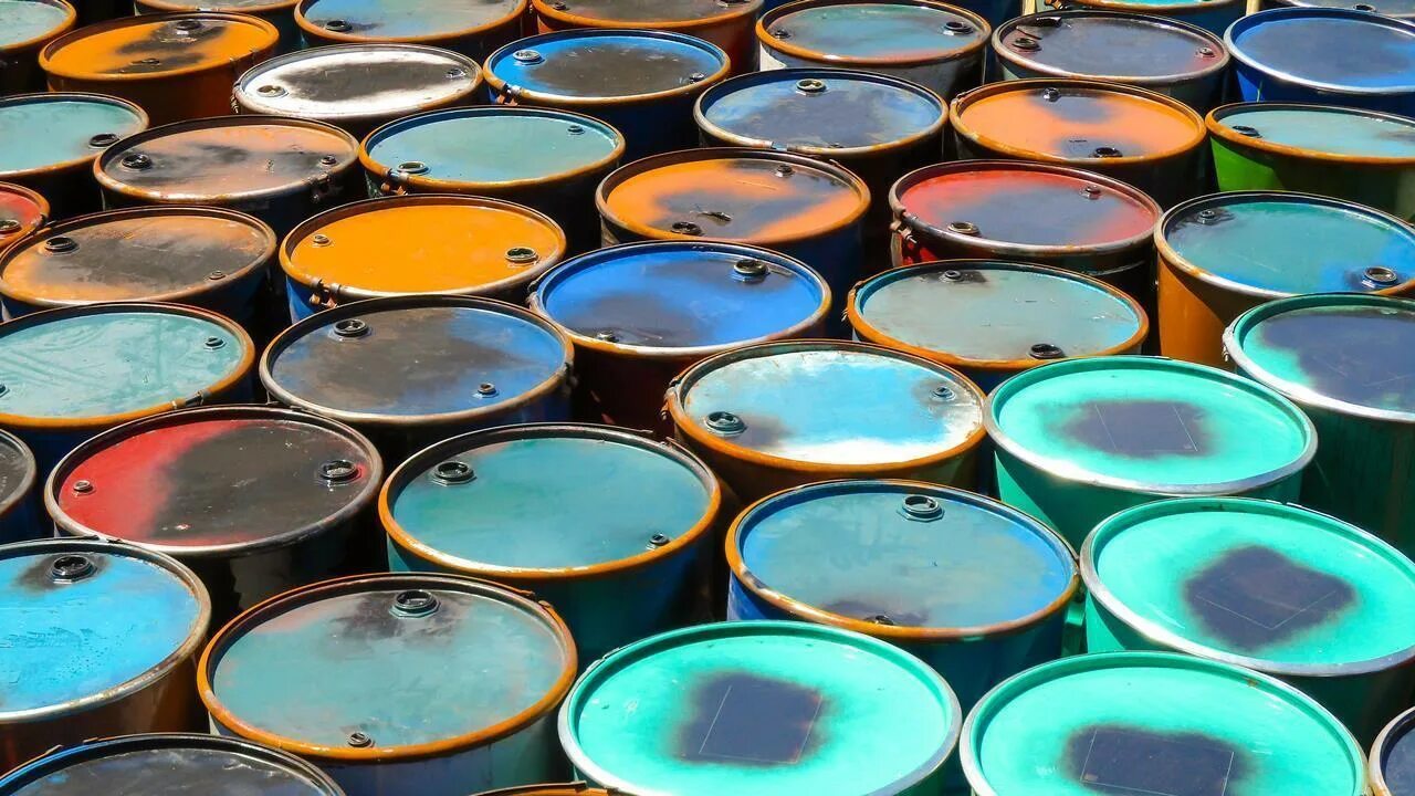 Сырая нефть. Нефть в скляночке. маслосодержащие отходы. отходы производства нефти 5 букв. нефть производят сд диски танки.