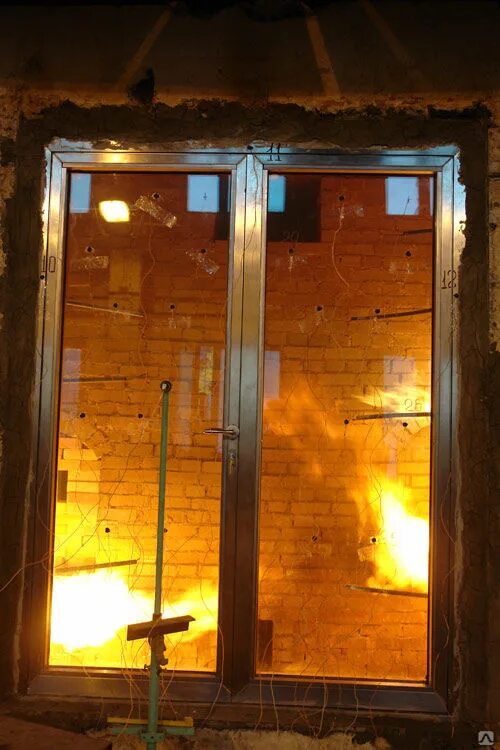 Пожарные окна в здании. Противопожарные окна. противопожарные стеклопакеты. противопожарный оконный блок. противопожарные окна с боковым приводом.