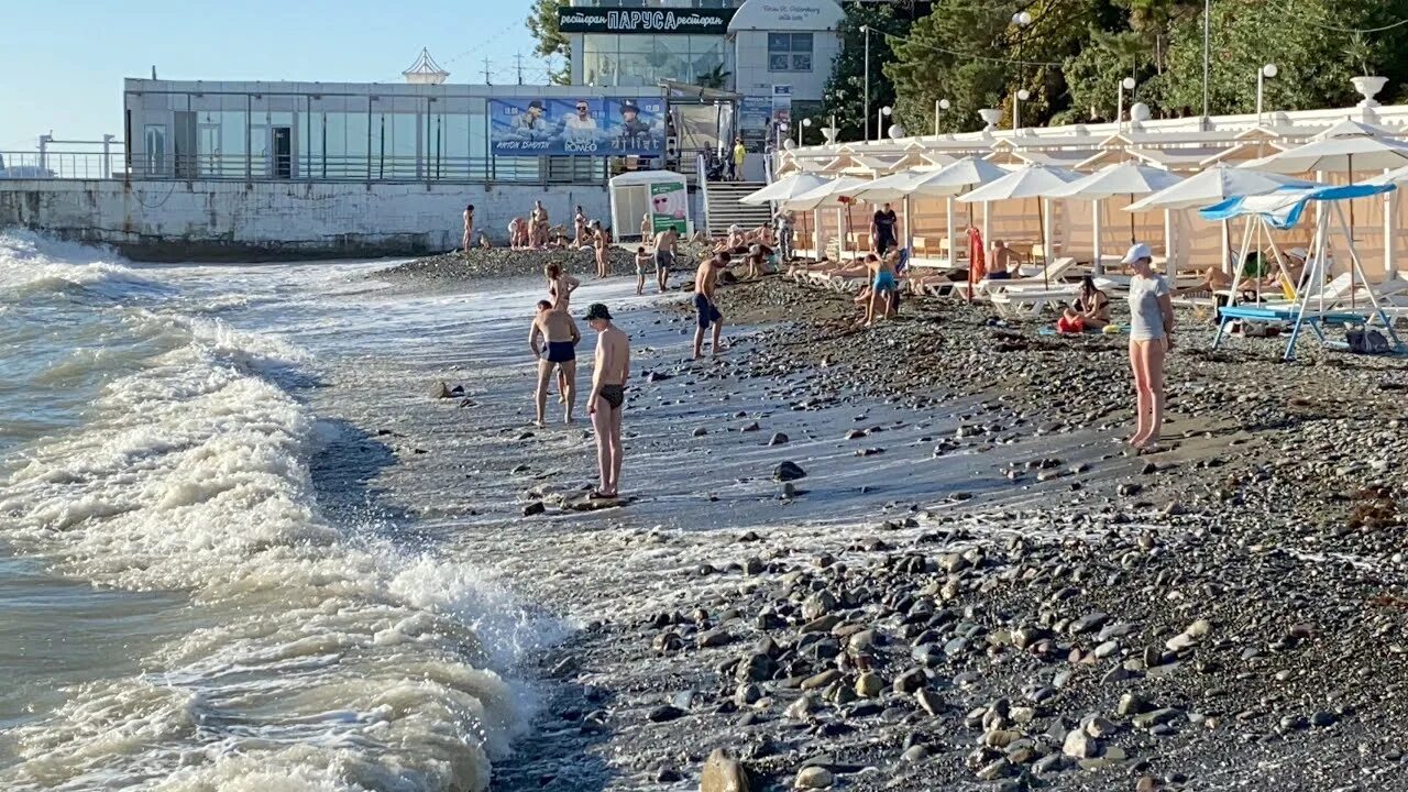 Вода в сочи в октябре. Сочи осень пляж люди. Гагры ситуация с погодой сейчас. Температура моря в Сочи в октябре. Как погода на море сейчас в Сочи.