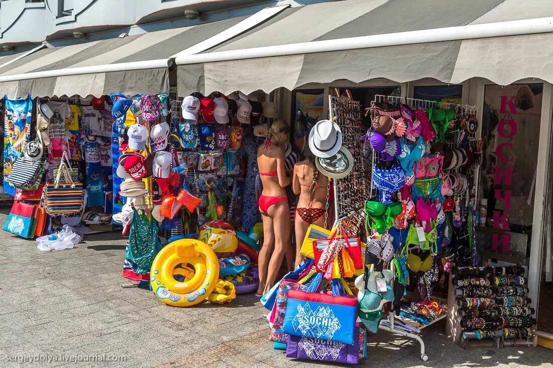 арена секонд хенд, красноярск. курортные товары. магазинчик на пляже. товар для магазина на пляже. пляжный магазинчик.