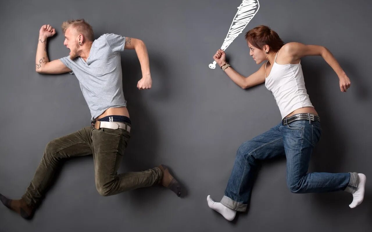 Ссора мужчин. Дерутся подушками. Драка пары. Пары дерутся. Парочка дерется.