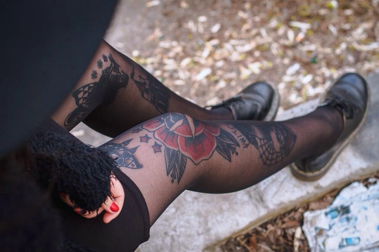 Тату девушкам чулки. Красивые тату для девушек. Тату чулки. Колготки с тату. Тату подвязка на ноге для девушек.