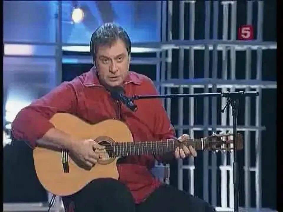 Босые ноги. Девочка бежит по пляжу. Бежит по песочку. Бежит по песочку. Бежит по песочку.