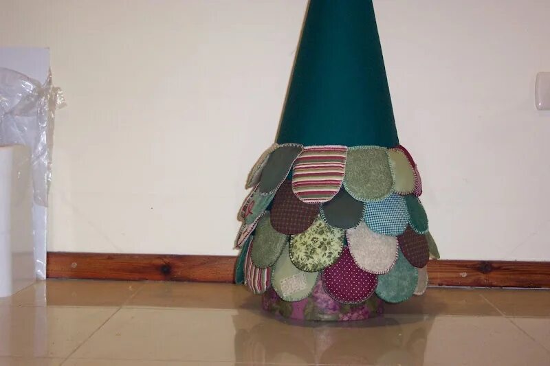 лоскутные елочки. пэчворк елочка. елочка из лоскутков. новогодние елки из лоскутков. елка из лоскутков ткани.