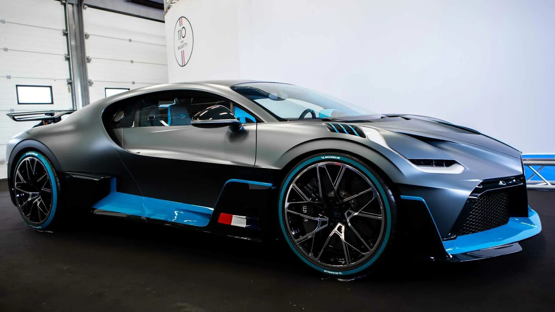 Bugatti divo 2021. Бугатти диво. Бугатти дио. Новая Бугатти диво. Бугатти дива 2021.