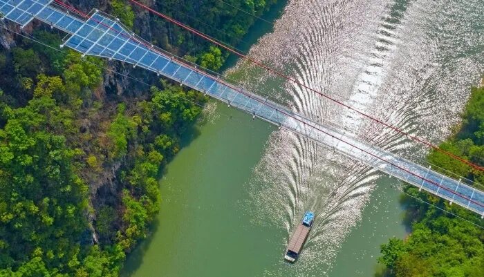 На высоте двухсот метров. Стеклянный мост Кутаиси. Стеклянный мост в Китае. Стеклянный мост во Вьетнаме. Стеклянный мост Германия.
