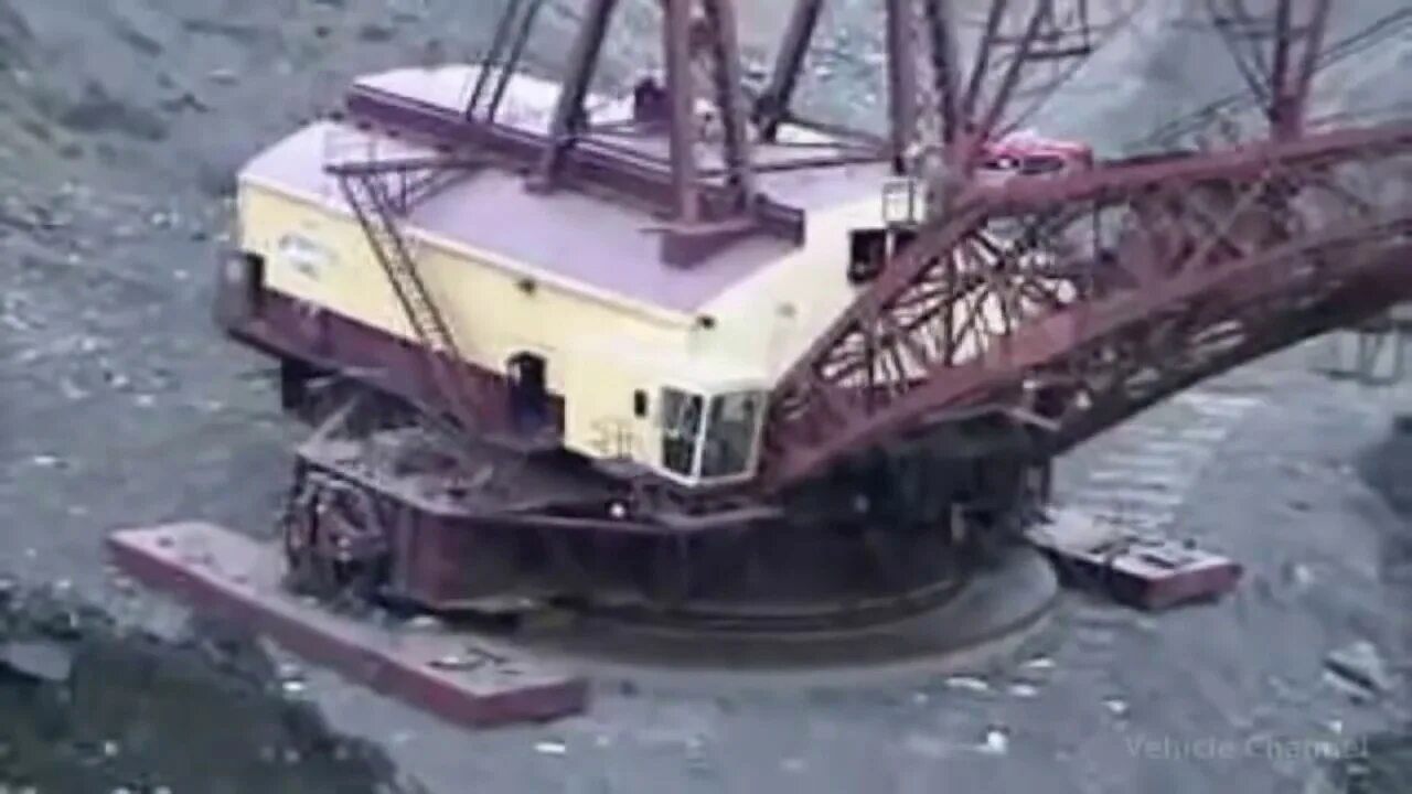 Шагающий экскаватор Уралмаш. Шагающий экскаватор (Драглайн) Bucyrus 2570w. Шагающий экскаватор полюс. Фотографию шагающего экскаватора.