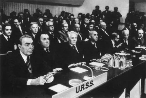 Подписание заключительного акта совещания в хельсинки. Совещание по безопасности и сотрудничеству в европе сбсе 1975. совещание по безопасности и сотрудничеству в хельсинки 1975г.,. совещание по безопасности в хельсинки 1975 г. совещание по безопасности и сотрудничеству в европе сбсе.