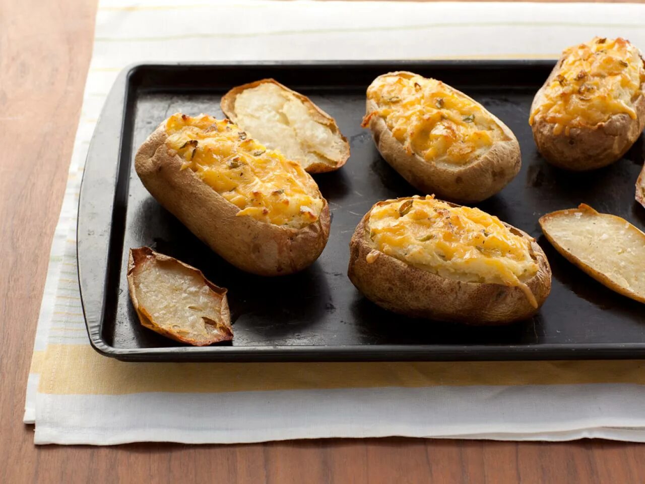 Картофель килокалорий. Картошка в мундире запеченная в духовке. Печёная картошка в духовке. Картошка в мундире в дух. Калорий в печеном картофеле.