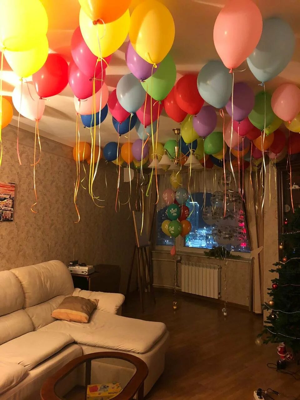 Домашний юбилей. Украшение комнаты на день рождения. Украсить комнату шарами. Украшение комнаты шариками. Комната с шариками на день рождения.